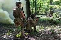 Rosjanie zmienili taktykę i pozbyli się motocykli, ale Ukraińcy robią swoje. "Do rosyjskiej armii w końcu dotarł XXI w."