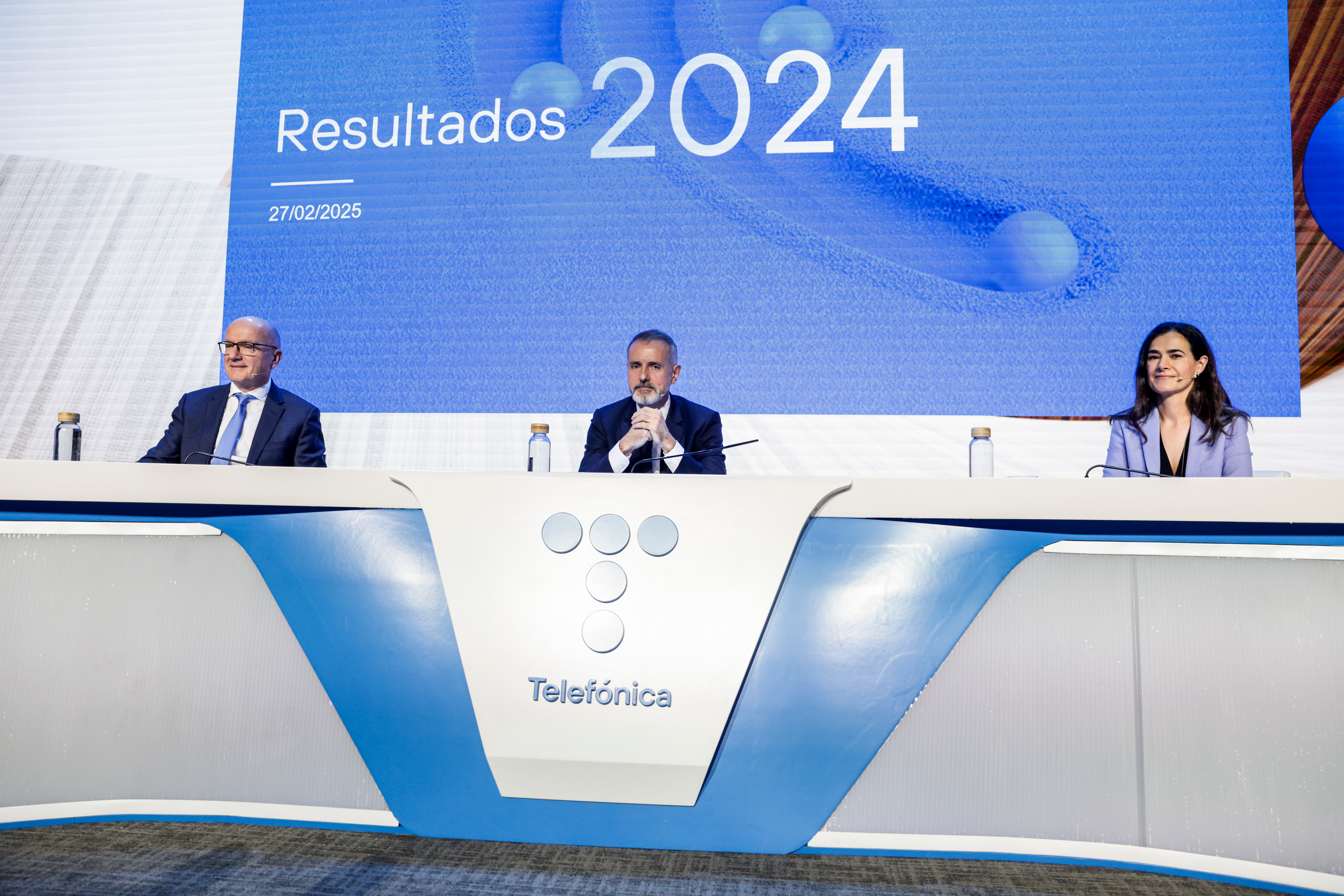 Telefónica se desploma 13% tras reducir el dividendo a la mitad para 2026