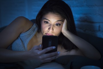 Kibírná az estéket mobil nélkül? Pihenjen az olcsóbb repülőjegyekért
