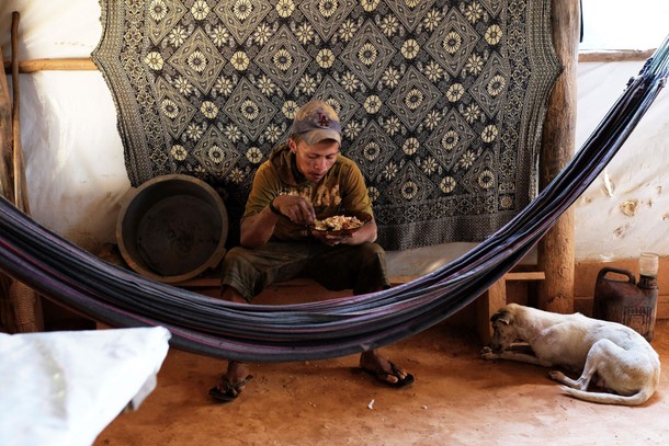 The Wider Image: Brazilians toil for gold in illegal Amazon mines