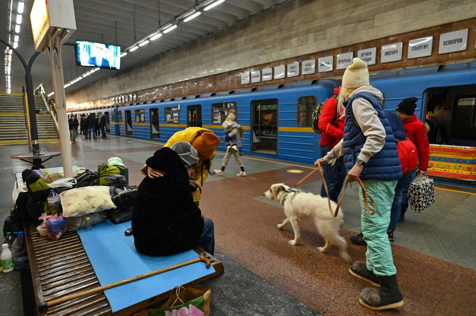 Rosyjska inwazja na Ukrainę. Jak żyją ludzie w podziemiach metra w Kijowie