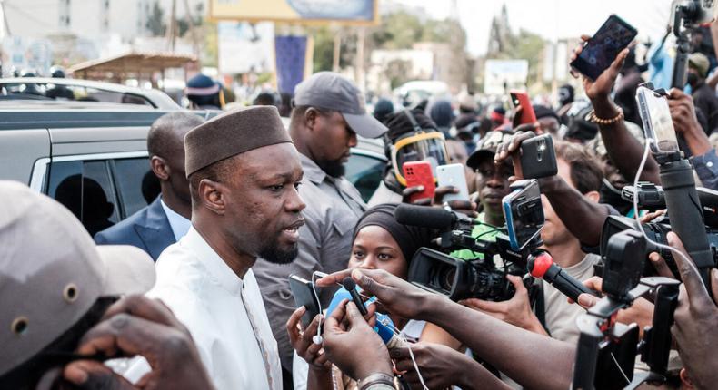 Ousmane Sonko s'adresse aux journalistes à Dakar, le 16 mars 2023 © AFP