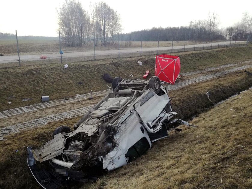 Bus dachował na A1. Jedna osoba nie żyje