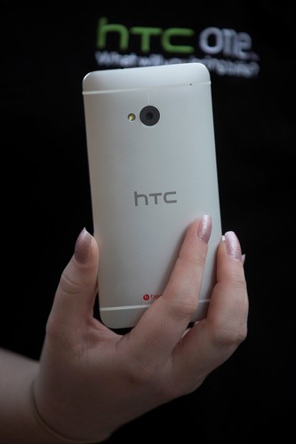 <b>HTC One</b>
<br>
WYMIARY: 137,4 x 68,2 x 9,3 mm
<br>
WYŚWIETLACZ: 4,7 cala, Full HD 1080p, 468 PPI
<br>
PROCESOR: Czterordzeniowy Qualcomm® Snapdragon™ 600 1,7 GHz
<br>
PAMIĘĆ RAM: 2 GB DDR2
<br>
PAMIĘĆ WEWNĘTRZNA:  32 GB lub 64 GB