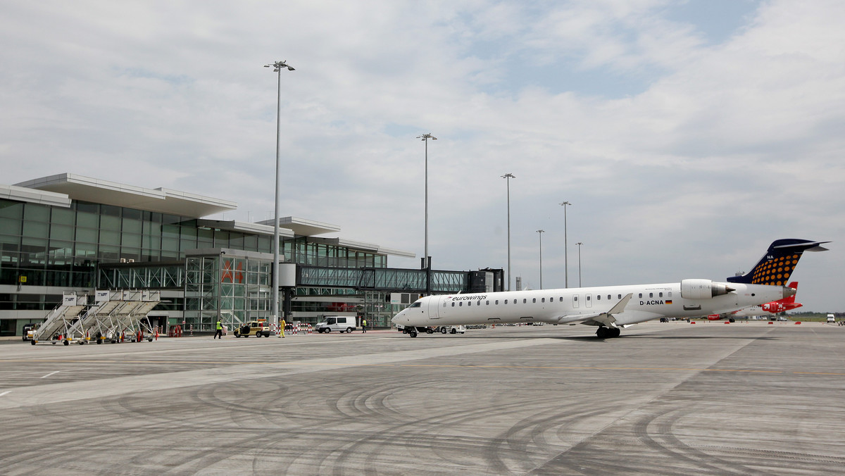 Wrocławskie lotnisko obsłużyło ponad 1,15 mln podróżnych od początku roku. Służby prasowe portu podały, że tylko w maju skorzystało ponad 288 tys. pasażerów, czyli 18,3 proc. więcej niż w poprzednim roku. "Wyraźnie rośnie też zainteresowanie ofertą biur podróż" - czytamy w komunikacie prezesa portu lotniczego Wrocław.