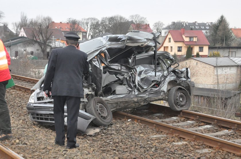 Osobówka wjechała pod pociąg. Kierowca zginął na miejscu