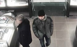 Miał ukraść biżuterię i zegarki za ponad 700 tys. złotych. Poszukuje go stołeczna policja