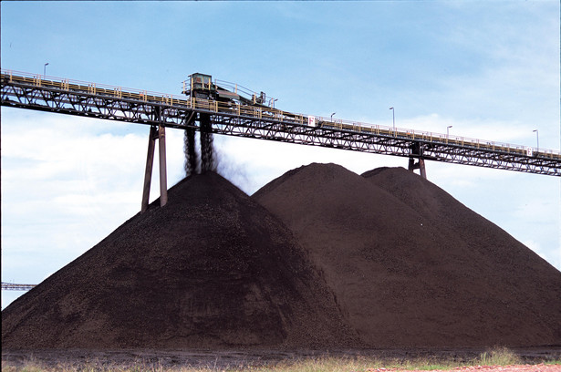 Hałdy węgla, fot. Bloomberg