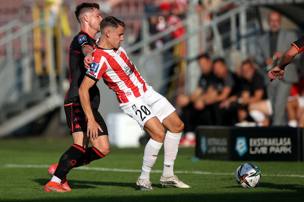 Piłkarz drużyny Cracovia Karol Knap (P) i Tomas Prikryl (L) z zespołu Jagiellonia Białystok podczas meczu Ekstraklasy, na stadionie im. Józefa Piłsudskiego