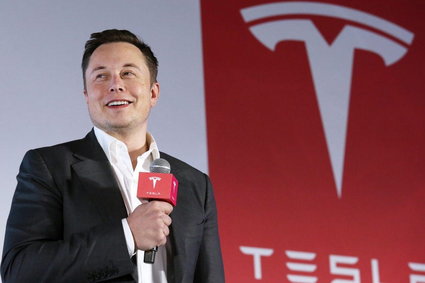 Jak dostać pracę w Tesli? Seria rozmów, wielogodzinny panel i list do Elona Muska