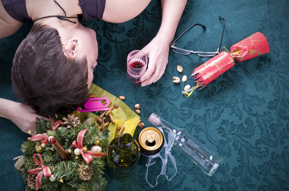 Kobieta śpiąca na świątecznym stole