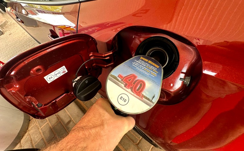 Tankowanie samochodu, paliwo, benzyna