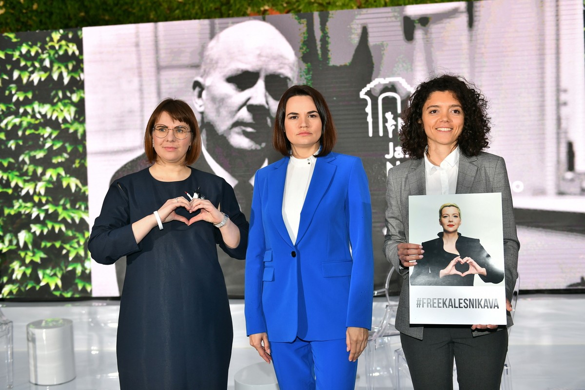Laureatki nagrody: Swiatłana Cichanouska (P) i Olga Kovalkova (L) oraz odbierająca w imieniu Maryi Kalesnikawej, jej siostra Taccjana Chomicz (C)