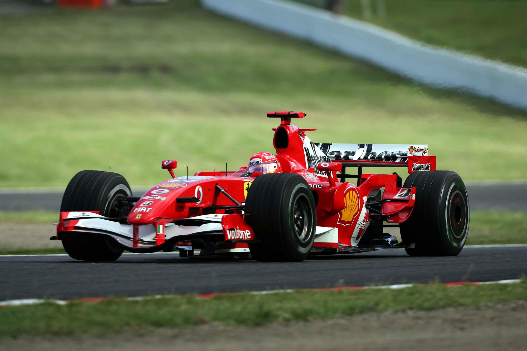 Schumacher v kokpite monopostu Ferrari v roku 2006.