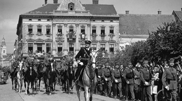 Horthy Miklós fehér lovon bevonul  Budapestre/Fotó:GettyImages