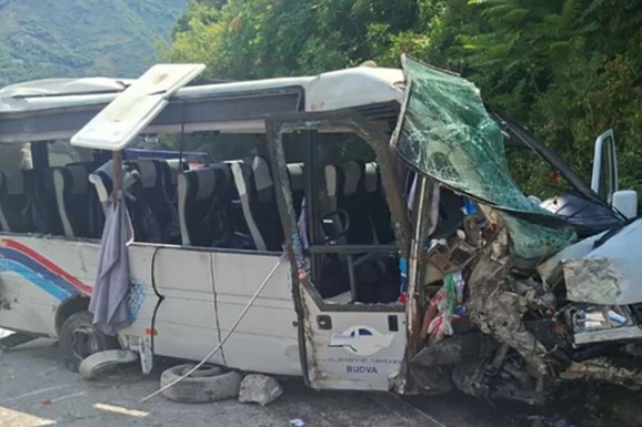 POZNATO KO JE DEVOJKA (21) KOJA JE POGINULA DOK SE VRAĆALA SA OSTROGA Stravična nesreća u Crnoj Gori: Dete teško povređeno, još 16 ljudi po bolnicama