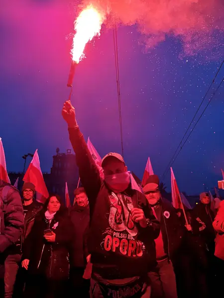 Telefon świetnie zastępuje aparat w zdjęciach reporterskich. Tu na Marszu Niepodległości 2018 