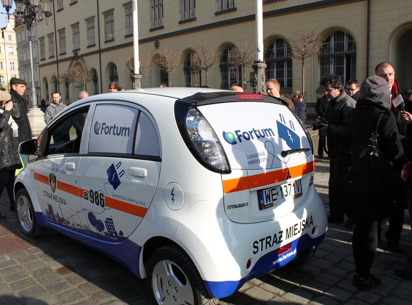 Uwaga! Oto nowy, japoński radiowóz straży miejskiej!