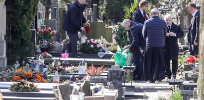 Wiceprezes PiS o Kaczyńskim. Dlaczego pojechał na "zamknięty" cmentarz? Tak tłumaczył szefa