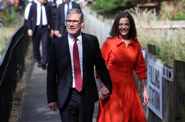 Lider Partii Pracy Sir Keir Starmer z żoną Victorią Starmer przed lokalem wyborczym, podczas brytyjskich wyborów powszechnych w Camden, w Londynie