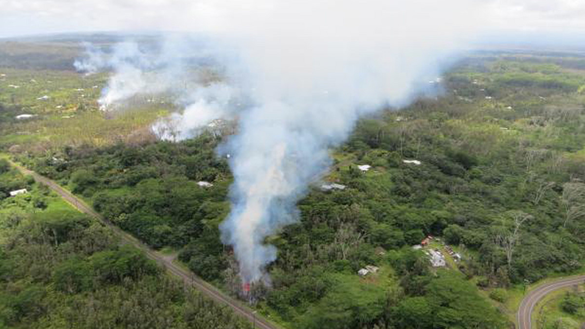 epa06712185 - USA HAWAII VOLCANO (New lava fissures form as the Mount Kilauea Volcano erupts )