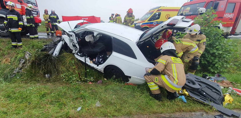 Śmiertelny wypadek w Godzieszach Wielkich. Autem podróżowały małe dzieci