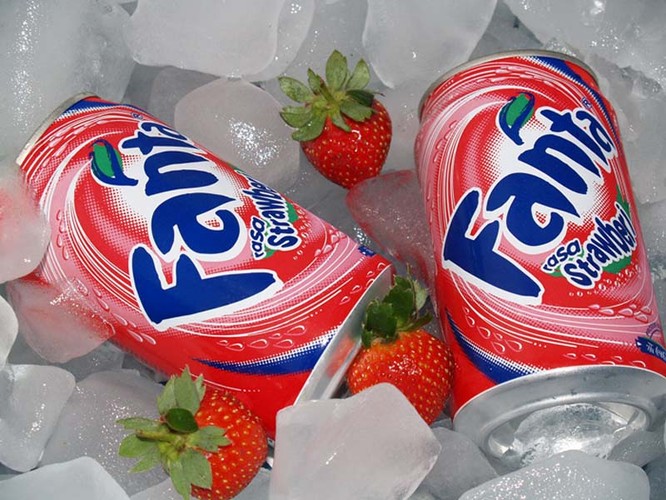 Fanta powstała w Niemczech, a jej nazwa pochodzi od tamtejszego słowa „Fantasie”. Została wymyślona w okresie II wojny światowej, w ramach zapotrzebowania na napój przypominający Coca-Colę, na którą naziści nałożyli embargo. Szef niemieckiego odziału Coca-Coli zdecydował się na stworzenie nowej marki i produktu, wykonanego na bazie dostępnych w tym czasie w kraju składników, czyli serwatki i wytłoczyn.Na fot. Fanta