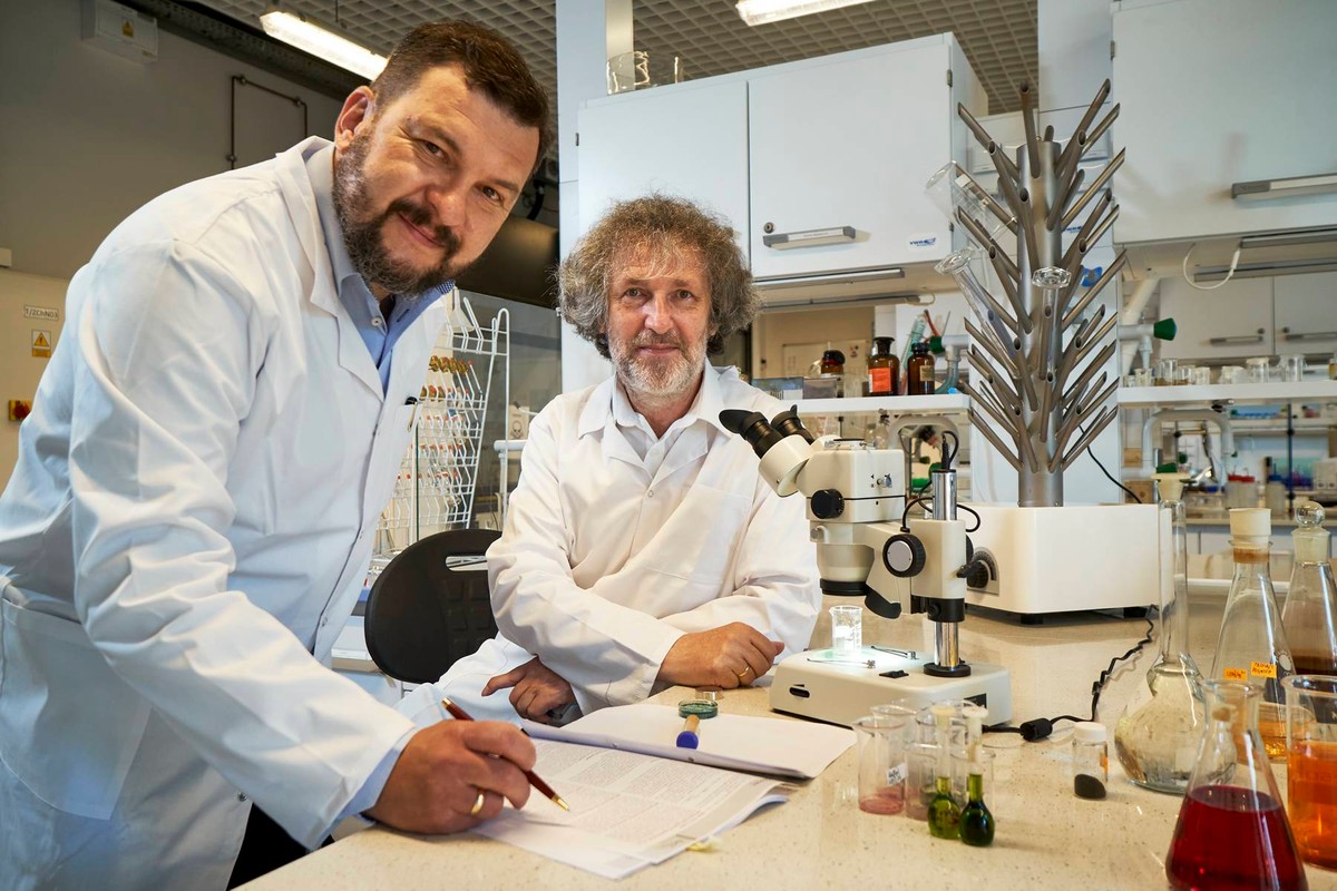 Dr Maciej Hodorowicz i prof. dr hab. Janusz Szklarzewicz - pracujący nad magnetyzmem molekularnym, Zakład Chemii Nieorganicznej Uniwersytet Jagielloński