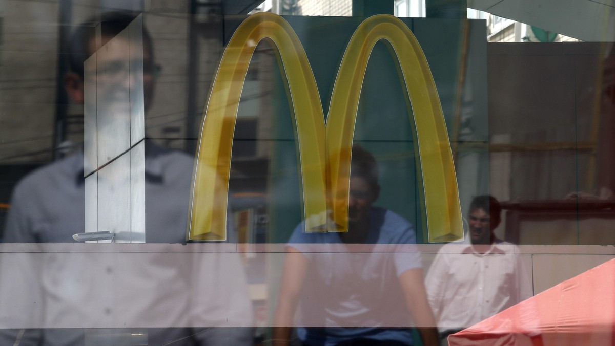 Amerykańska sieć barów szybkiej obsługi McDonald's poinformowała w piątek, że w całej Rosji zamknięto dotąd 12 jej lokali z powodu zarzutów naruszenia przepisów sanitarnych. W Rosji jest 440 barów sieci McDonald's.