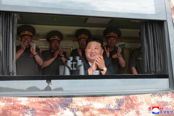 Kim Džong Un nadgledao testiranje oružja, predstavljeni novi raketni sistemi: Imaju 24 cevi i domet od 90 kilometara