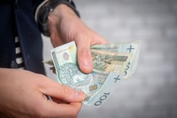 400 zł dla tych, którzy skończyli 65 lat. Ruszył nabór wniosków o świadczenie, dochód nie ma znaczenia