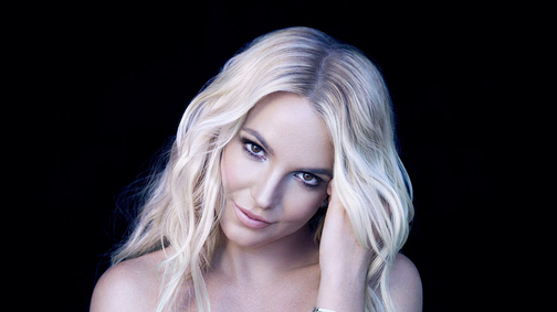 Britney Spears topless lovagol, és nem kér érte elnézést