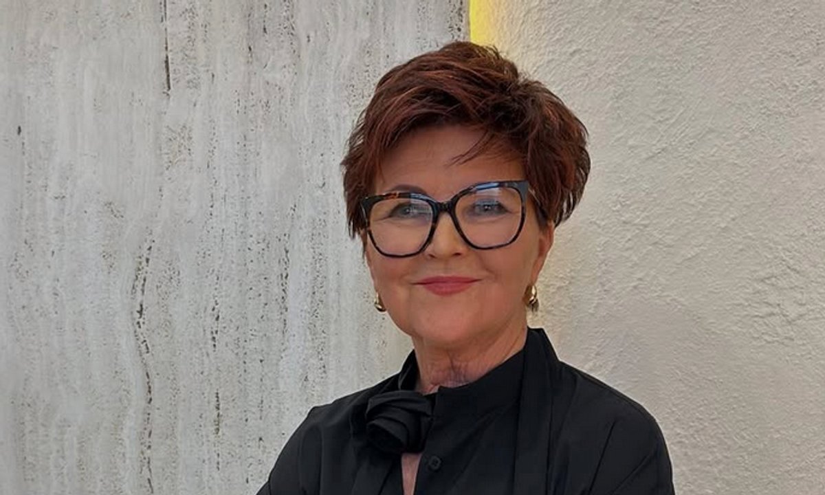 Prosto, a jak szykownie! Jolanta Kwaśniewska w jeansach, ale to kurtka była wisienką na torcie