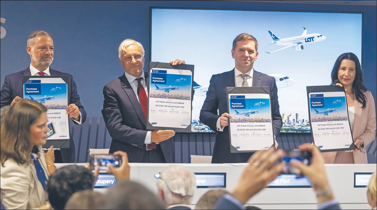 Przedstawiciele Airbusa Benoît de Saint-Exupéry i Christian Scherer podpisali umowę na dostawy samolotów dla LOT z prezesem polskiej firmy Michałem Fijołem i z Dorotą Dmuchowską, członkiem zarządu ds. operacyjnych