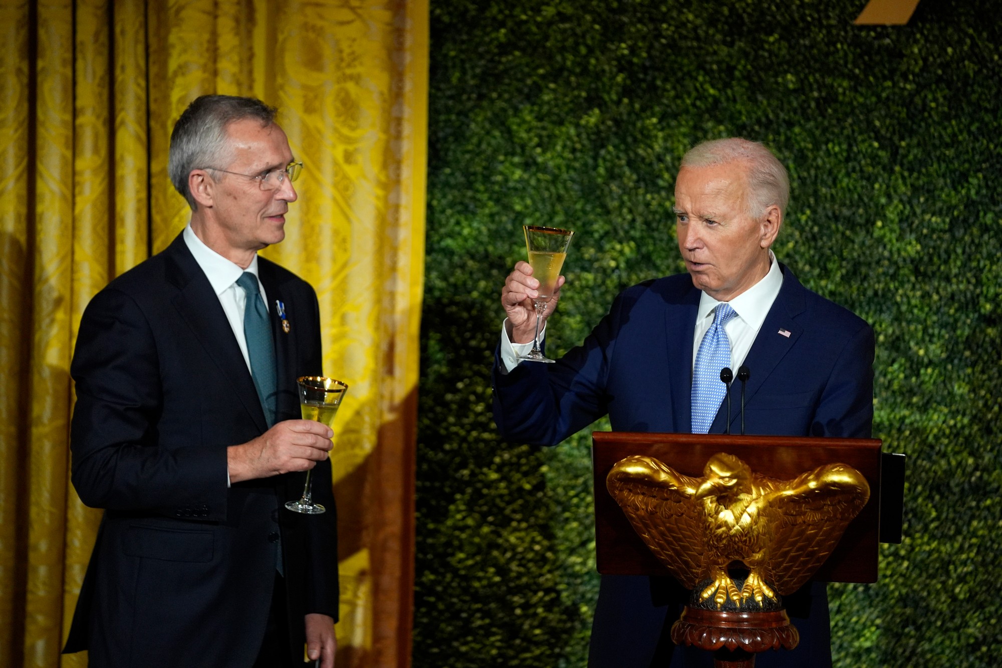 Prezident Joe Biden a generálny tajomník NATO Jens Stoltenberg.