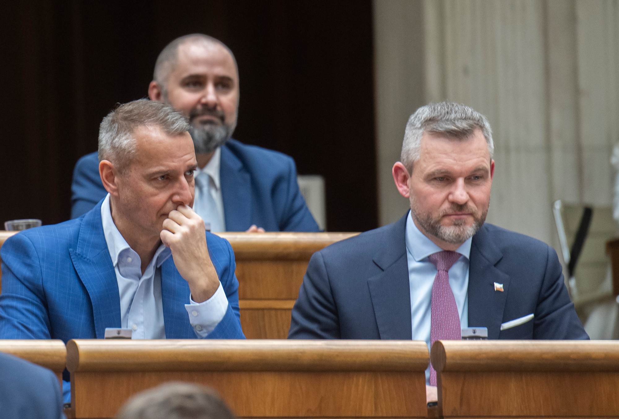 Nezaradení poslanci NRSR vľavo Richard Raši a vpravo Peter Pellegrini.