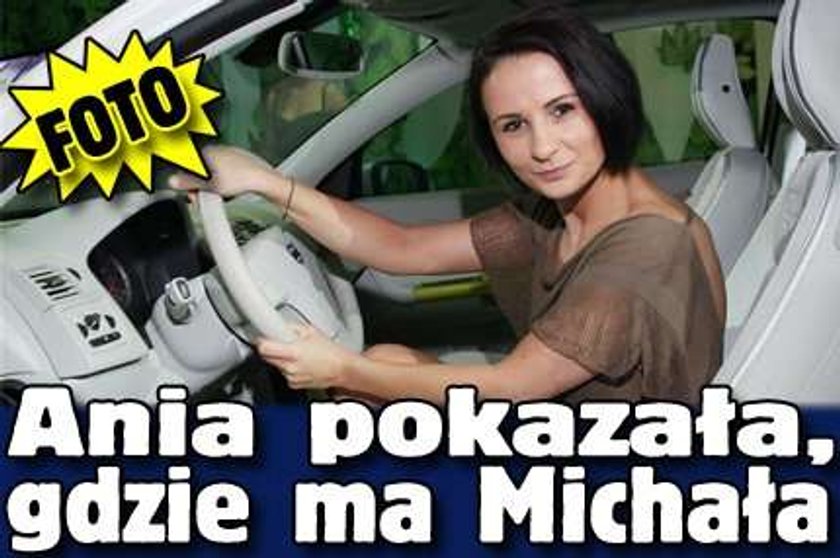 Ania pokazała, gdzie ma Michała. FOTO