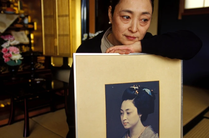 Mineko 2000. godina sa svojom slikom iz mladosti