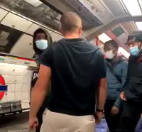 Őrjöngve szidta a feketéket a metrón, kiütötték