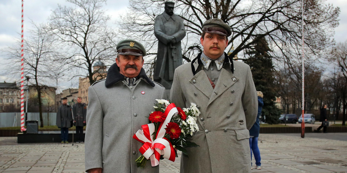 Józef Piłsudski w Łodzi. Imieniny marszałka przed pomnikiem przy ŁDK