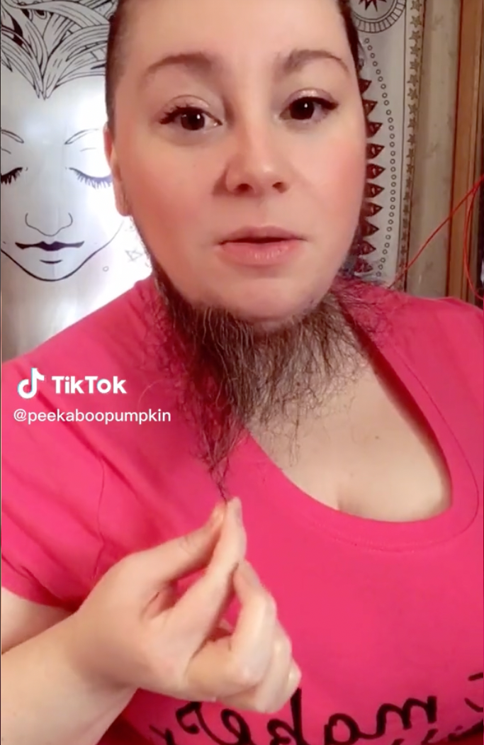 Žena sa o svoju bradu začala riadne starať.