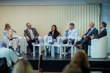 A fotón balról-jobbra: Bombera Krisztina, moderátor; Dr. Kis János Tibor - belgyógyász-diabetológus;  Dr. Török Dóra, gyermek és felnőtt endokrinológus; Nagy Roland, érintett beteg, a háromszoros Európa-bajnok Magyar Cukorbeteg Futsalválogatott csapatkapitánya; Prof. Dr. Lengyel Csaba, belgyógyász-diabetológus-kardiológus, a Magyar Diabetes Társaság elnöke; Dr. Békássy Szabolcs, háziorvos, a Háziorvosok Online Szervezetének alapító-vezetője.