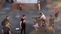 Megvertek egy utcazenészt és a terhes feleségét, mert nem tetszett a zene amit játszottak - Videó
