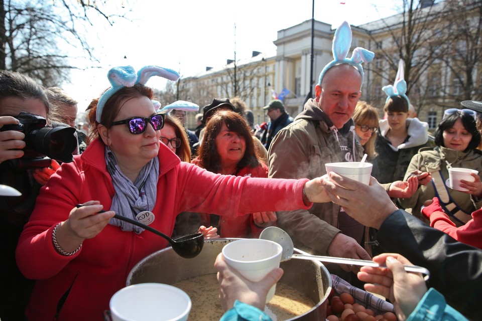 Wielkanocna manifestacja KOD przed KPRM 