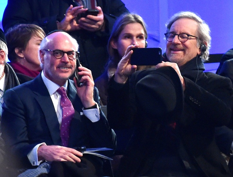 W czasie ceremonii pokazany został krótki film dokumentalny na temat obozu, autorstwa Stevena Spielberga .