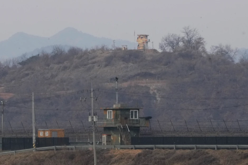 Vojni punktovi Severne (gore) i Južne Koreje