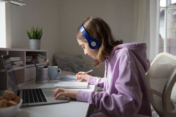 Edukacja domowa. Zdalne nauczanie. E-learning