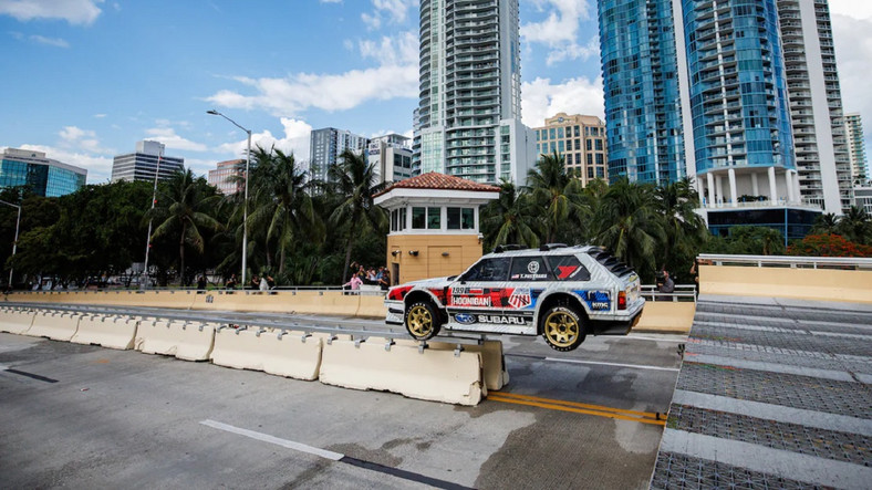 Gymkhana 2022 z Travisem Pastraną i starym Subaru