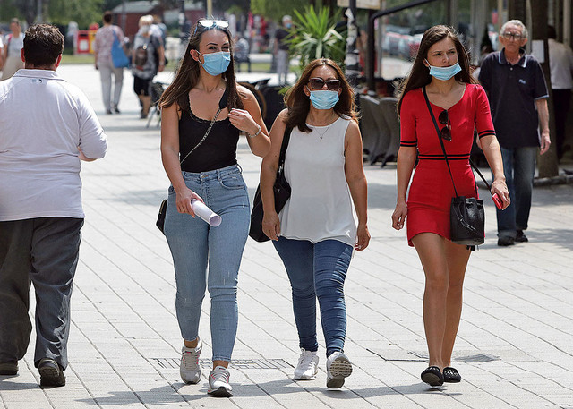 Wearing masks and keeping your distance is mandatory in the fight against the epidemic