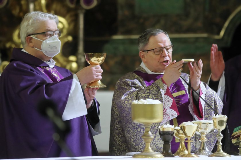 Żegnają księdza zakatowanego przez kościelnego.